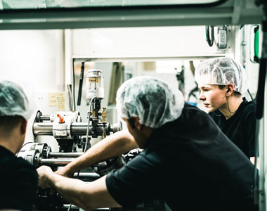 Auf diesem Bild sieht man die Umrüstung der Produktion bei Tubex.